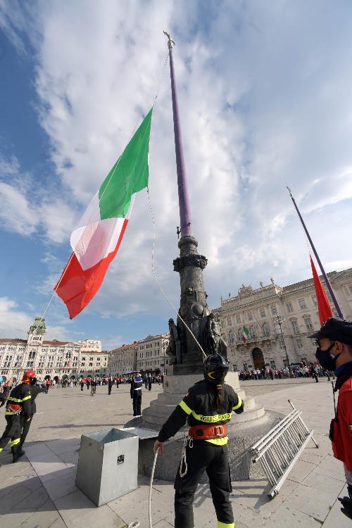 La cerimonia dell'ammainabandiera in piazza Unità a Trieste